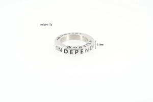 Vue détaillée de la bague en acier titane argenté 3,8mm gravée Freedom et Independent
