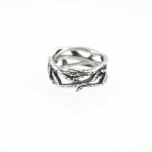 Retro thorn vine ring made of titanium steel with a vintage blackened finish for style