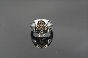 Macro d'une bague tête de mort argentée avec œil d'Horus doré et finition vintage