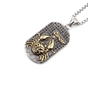Collier pendentif Cancer argent et or avec pierres noires sur fond blanc pur