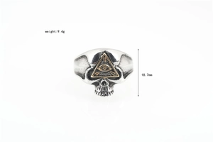 Détail macro d'une bague crâne vintage avec l'Œil d'Horus, poids 9.4g et hauteur 18.7mm