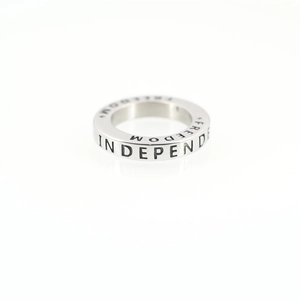 Bague en acier titane avec gravure Freedom Independence sur fond blanc