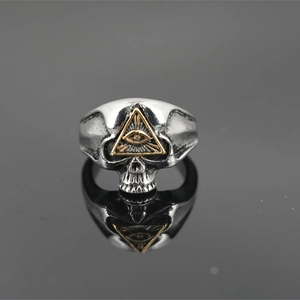 Bague tête de mort rétro en acier avec Oeil d'Horus doré et finition vintage