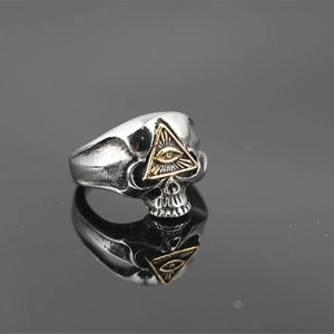 Bague tête de mort rétro en acier titane avec œil d'Horus doré sur miroir noir