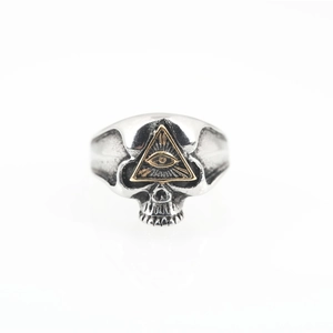 Bague tête de mort rétro en acier inoxydable avec l'œil d'Horus sur fond blanc pur