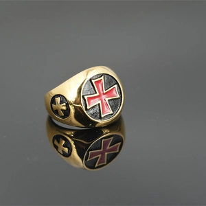 Goldener Templerring im Vintage-Stil mit rotem Kreuz auf einer Spiegeloberfläche