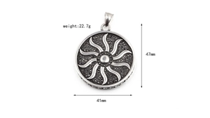 Dettaglio di un grande ciondolo hip hop vintage con larghezza 41mm e peso di 22,7g