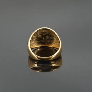 Punk-Stil Siegelring aus Titanstahl in Gold mit Gravur und strukturierter Innenseite