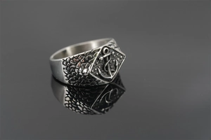 Dettaglio macro dell'anello con ancora vintage con faccia a rombo e fascia strutturata