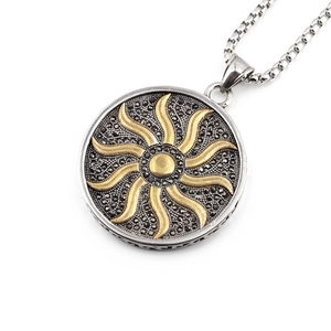 Collana da uomo in acciaio al titanio con pendente a sole dorato e pietre nere