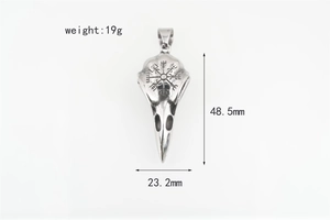 Vue détaillée du pendentif crâne de corbeau viking avec gravure et mesures précises