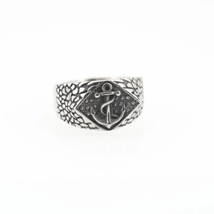 Anello da uomo vintage in acciaio al titanio con motivo ad ancora e trama a squame di pesce