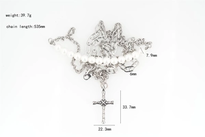 Dettaglio della collana con croce in perle e acciaio al titanio con misure e lunghezza 535mm