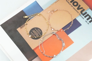 Bracelets double couche en acier titane tricolores avec zircon sur magazine d'art