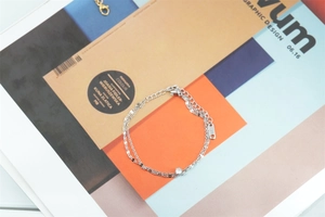 Détail du bracelet en acier titane argenté à double couche avec zircone ronde brillante
