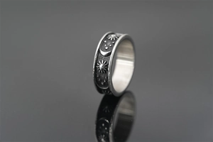Gros plan des motifs célestes gravés sur une bague rétro en acier titane poli