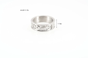 Vue détaillée d'une bague en acier titane de 7,7 mm avec gravures soleil lune étoile