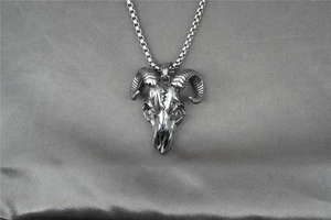 Vue macro d'un pendentif tête de taureau en acier inoxydable rétro avec détails osseux