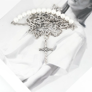 Collana in acciaio al titanio con perle bianche e un ciondolo a croce stile vintage