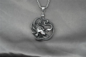 Dettaglio del ciondolo Medusa argento con capelli a serpente e catena a scatola