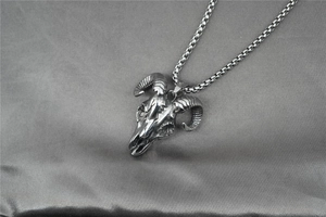 Détail du pendentif crâne de taureau vintage en acier inoxydable sur une chaîne box