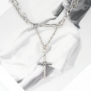 Collana con ciondolo a croce in acciaio al titanio argento con dettagli intrecciati
