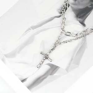 Collana a doppio strato in acciaio al titanio argento con pendente a croce e maglie spesse