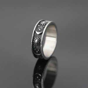 Bague rétro en acier inoxydable avec gravures soleil lune et étoiles en relief chic