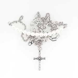 Collana chic in acciaio al titanio con pendente a croce, perle bianche e maglie spesse