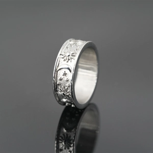 Bague vintage en acier titane avec motif soleil lune et étoiles en relief argenté