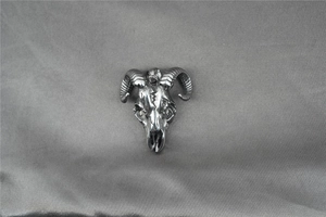 Détail macro du pendentif tête de taureau gothique avec finition argentée et cornes torsadées