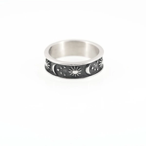Bague vintage en acier argenté avec relief soleil, lune et étoiles au fini oxydé vieilli