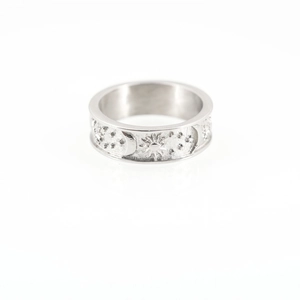 Bague vintage en acier titane gravée soleil, lune et étoiles sur fond blanc pur