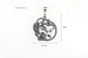 Dettaglio del ciondolo Medusa argento retrò con rilievo 3D della trama dei capelli serpente