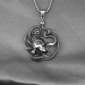 Collana con Ciondolo Testa di Medusa in Acciaio Inossidabile Vintage Serpente Mitologico Rilievo 3D Punk Hip Hop Gioielli