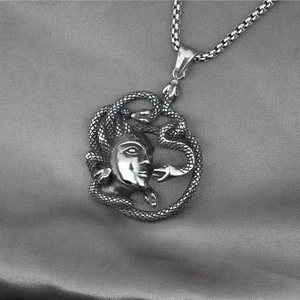 Collana con ciondolo testa di Medusa in acciaio inossidabile finitura argento