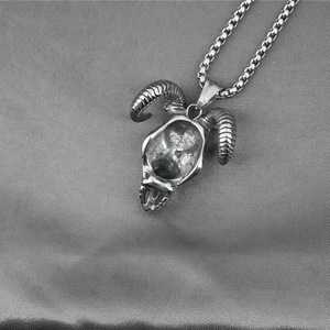 Collier pendentif crâne de taureau rétro en acier inoxydable sur soie grise
