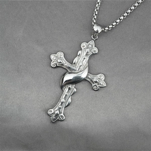 Collier avec pendentif croix en acier inoxydable rétro avec extrémités fleur de lys