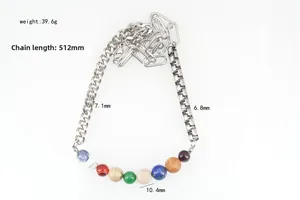 Détails du collier en acier titane avec chaînes mixtes et perles colorées