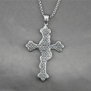Collier avec pendentif croix en acier inoxydable argenté et motifs en relief gothique