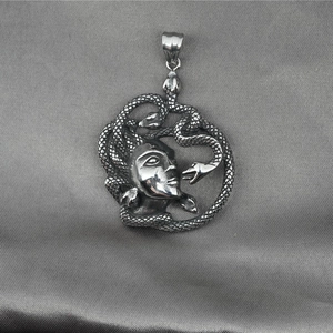Collana con ciondolo a forma di Medusa e serpente in argento per stile urban hip hop