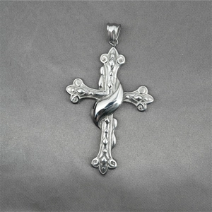 Collier avec pendentif croix gothique en acier inoxydable aux textures gaufrées