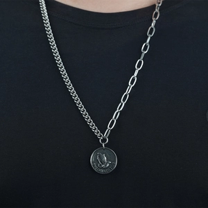 Collier à Chaîne Asymétrique en Acier Inoxydable Vintage Avec Pendentif Pièce Mains en Prière Inscription Retro Hip Hop Unisexe Bijoux