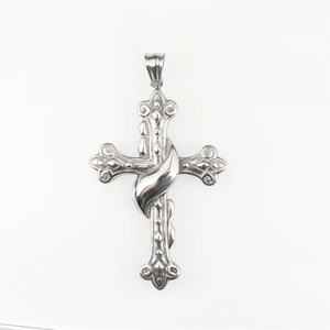 Collier avec pendentif croix en acier inoxydable rétro aux détails gothiques et design poli