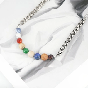 Collier unisexe en acier titane avec chaîne asymétrique et neuf perles de pierre planète
