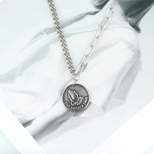 Collier chaîne unisexe argenté avec pendentif mains en prière sur carte photo rétro