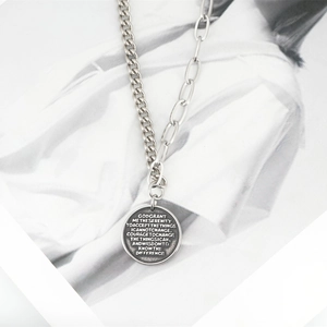 Collier chaîne asymétrique argenté minimaliste avec pendentif pièce gravé Serenity Prayer