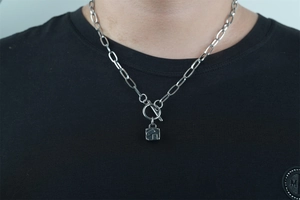 Détail du pendentif valise argenté avec gravure Paris et fermoir à bascule OT chic