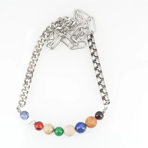 Collier hip hop en acier titane avec chaînes mixtes et neuf perles de pierre colorées sur blanc