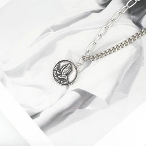 Collier à double chaîne en argent avec pendentif pièce de monnaie mains en prière